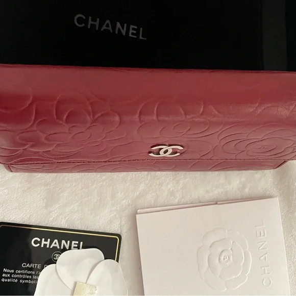 Chanel Lambskin Camellia Embossed wallet - Picture 14 of 16